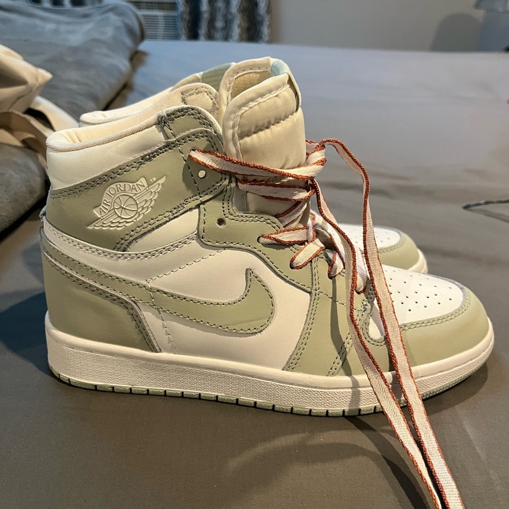 Nike Air Jordan’s white and grey worn once